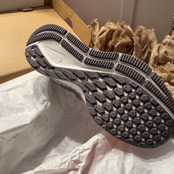 NWT Women's Nike Trainers Gray White Lightweight - Picture 3 of 4